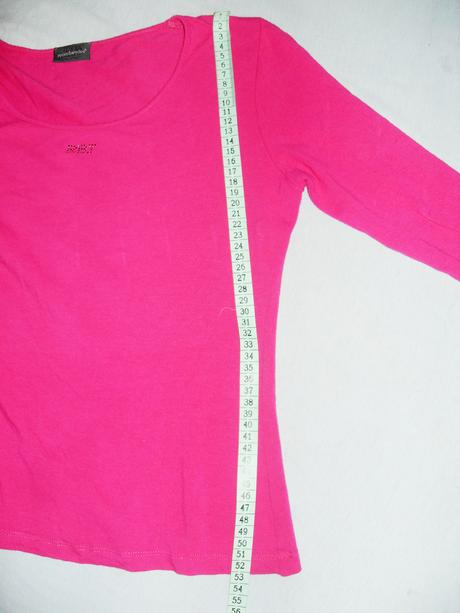 Cyklamenový top s trblietavými písmenami, s