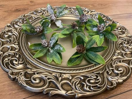 Lístočky zasnežené so šiškou 7 ks ( sada ), 