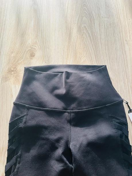 Krásne 7/8 legíny značky alo yoga, pc 104 eur, xs