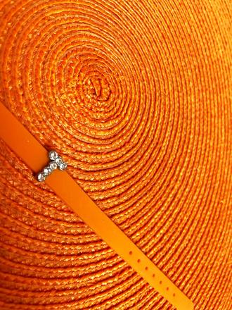 Plastový náramok s monogramom t, 