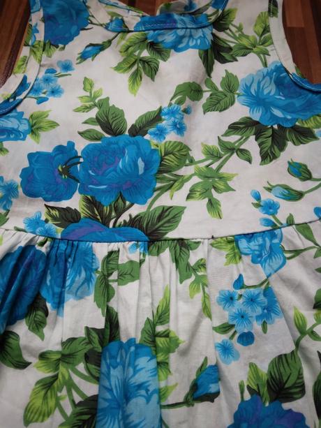 Kvetované šaty, 104