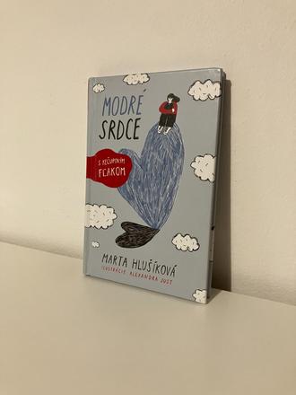 Kniha - modré srdce s kečupovým fľakom, 
