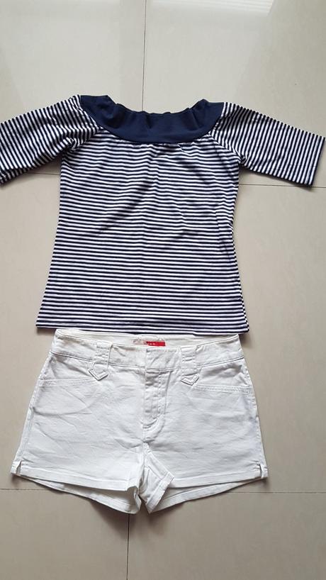 Biele kraťasy s námorníckym tričkom, s