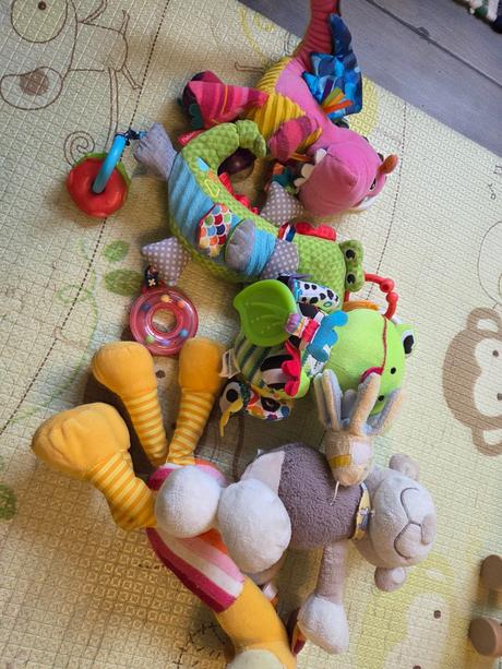 Plyšáku i krabica hračiek, 