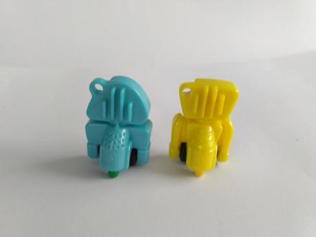 Mix vecí z kinder vajec štetce, ceruzky, gumy,