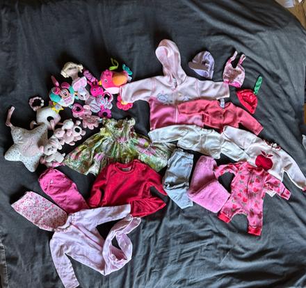 Balík oblečenia a hračiek pre dievčatko, 