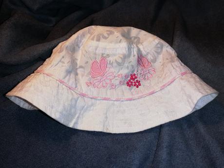 Klobúk s motýľmi, 68