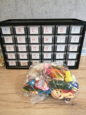 Abecedná skrinka montessori s predmetmi na vkladan, 