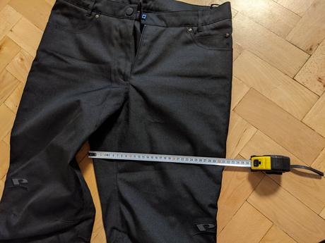 Nohavice na motorku, 42