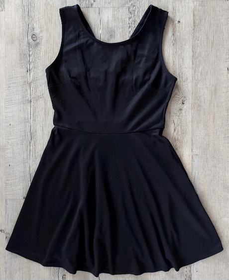 Čierne šaty so zaujímavými ramienkami, l