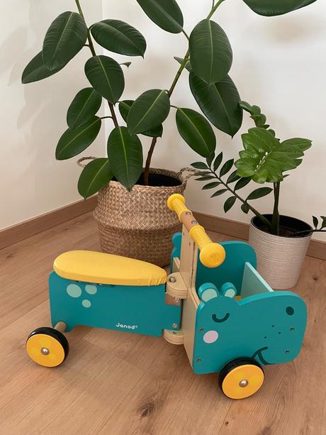 Janod drevený hrošík s košíkom na hračky,