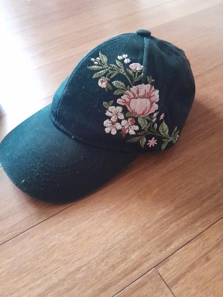 Čierna šiltovka, house,s