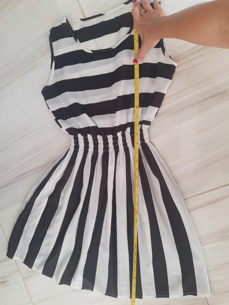 Dámske pásikavé čierno-biele šaty, s