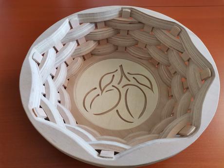 Drevený košík s motívom sliviek, 