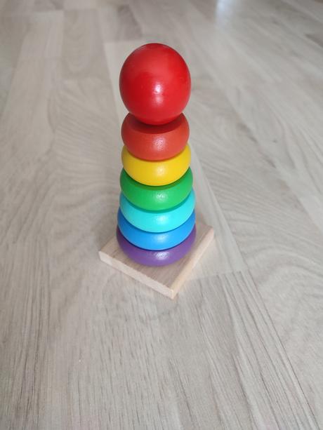 Veža s kolieskami na navliekanie, 