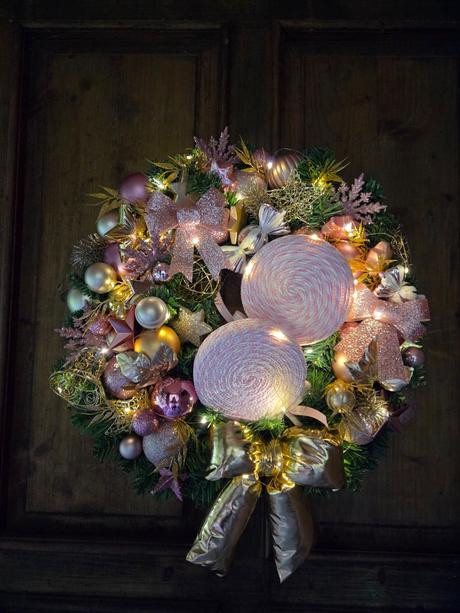 Vianočný veniec s lízankami,