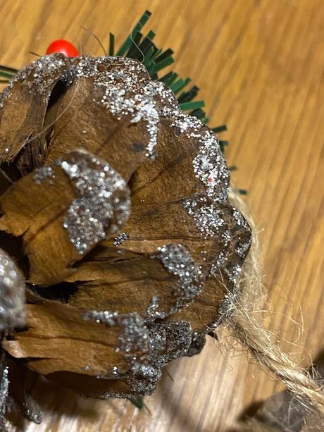 Vianočná girlanda zo šišiek,