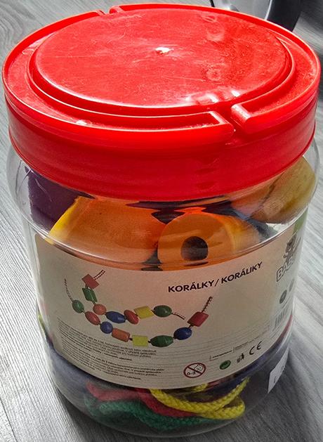 Navliekanie korálkov,