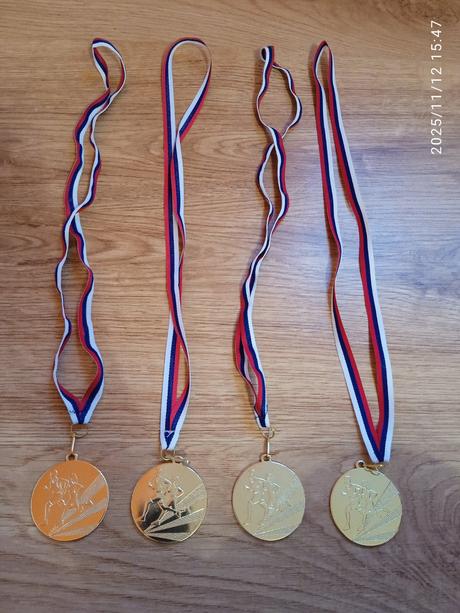 4 ks bežecké medaile zlaté, 