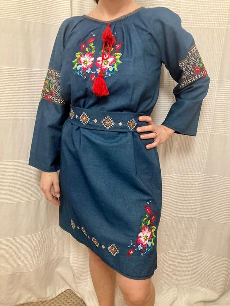 Krásne šaty vyšívané s, s