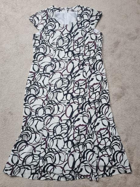 Značkové šaty, 42