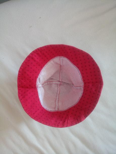 Pekny cerveny bodkovany klobucik, 80