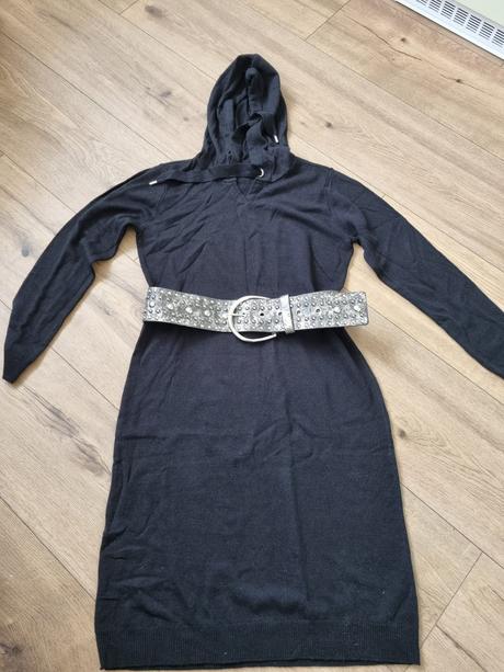 Tenšie čierne pletené šaty s kapucňou m + 2 opasky, m