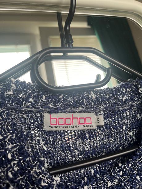 Boohoo modry svetrik sveter s vybijanymi ramenami, s