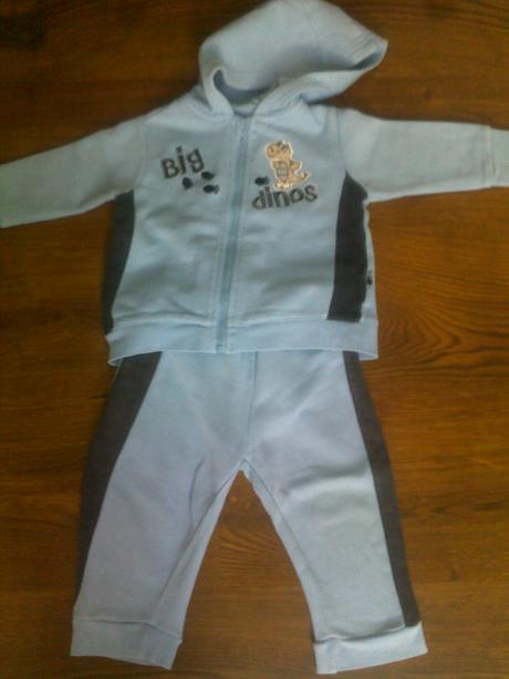 Tepláková súprava s dinosaurom, 74