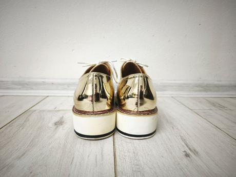 Zlaté mokasíny clowse, 39