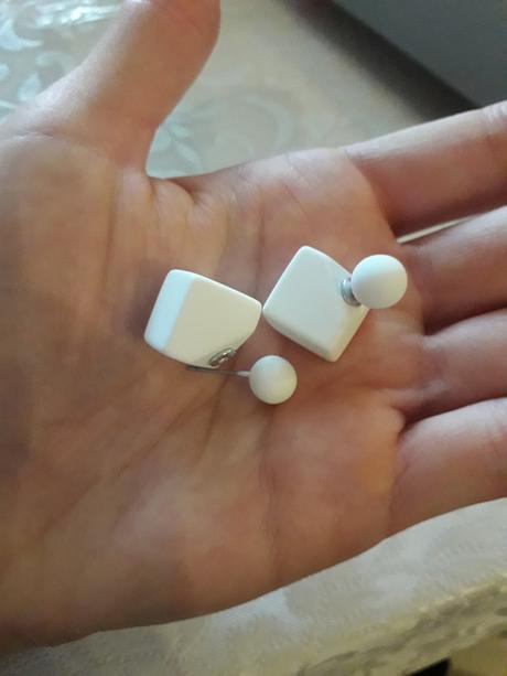 Krásne biele náušnice, 