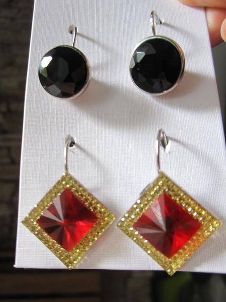 2 pary nausnic cierne a cervene, 