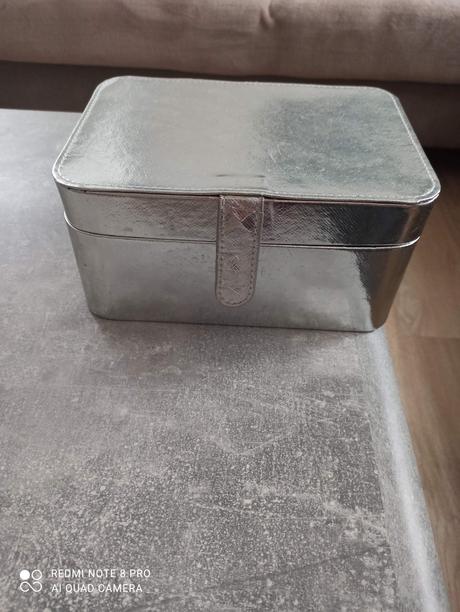 Strieborný kufrík na bizuteriu,