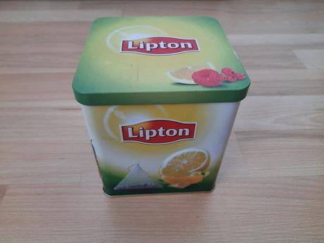Plechová dóza lipton,