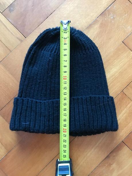 Čierna zimná čiapka,