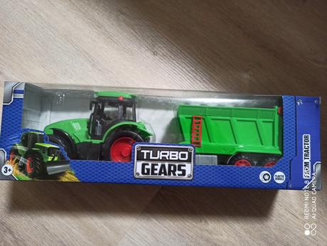 Hračka traktor s vlečkou,