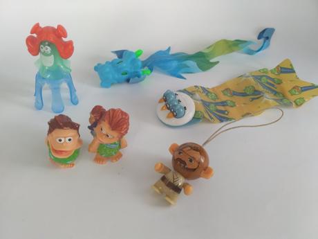 Mix vecí z kinder vajíčok,