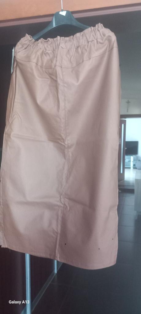 Koženkova sukňa, 46