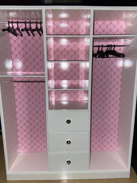Barbie skriňa, 