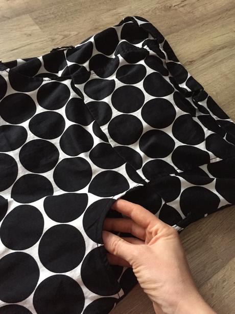 Čierno-biele bodkované šaty, 40