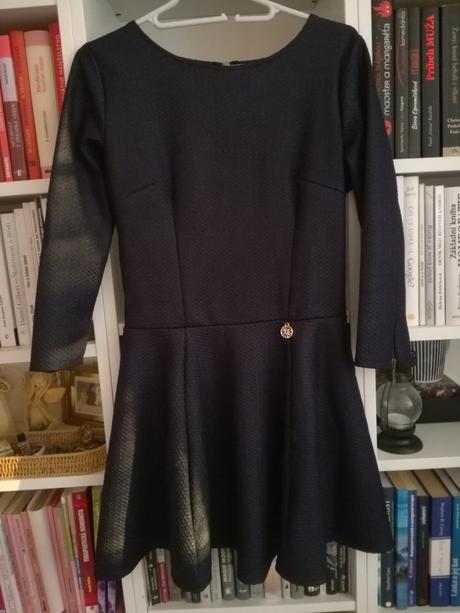 Krásne tmavomodré šaty, m