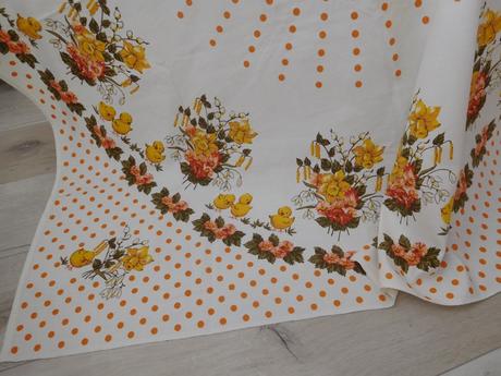 Veľkonočný obrus-kuriatka-140 x 131 cm,, 