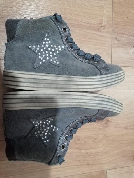 Semišove topánky, 25