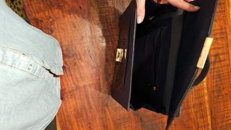 Tmavomodrá kabelka,