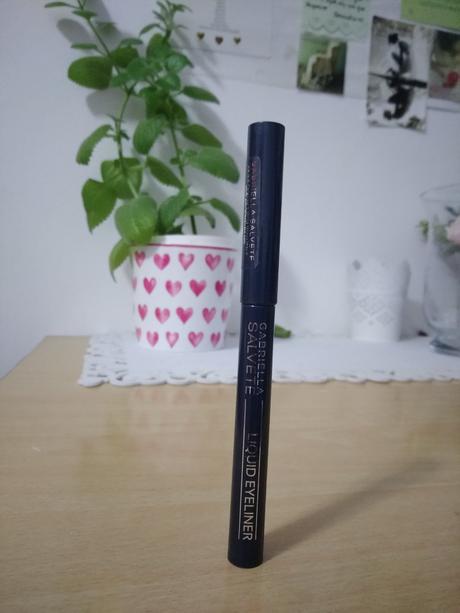 Tmavomodrá tekuta linka na oci, 