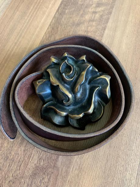 Opasok s kovovou ruzou, guess