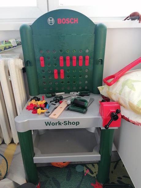 Bosch stolík s náradím,