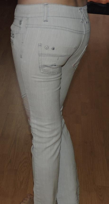 Svetlošede rifle s prešivaním na kolenách, s