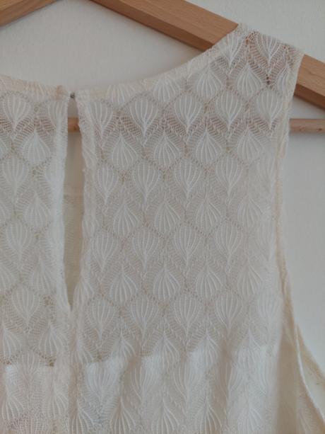 Krásne čipkované šaty, s