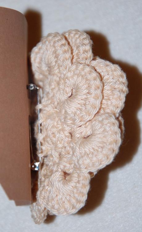 Háčkovaná brošňa,